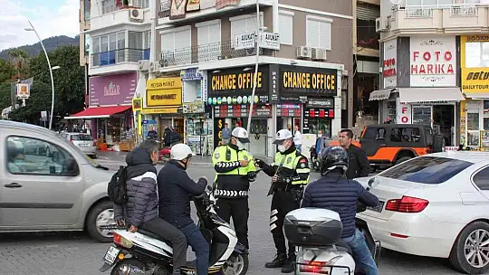 Marmaris'te kask takmayan motosiklet sürücülerine ceza kesildi