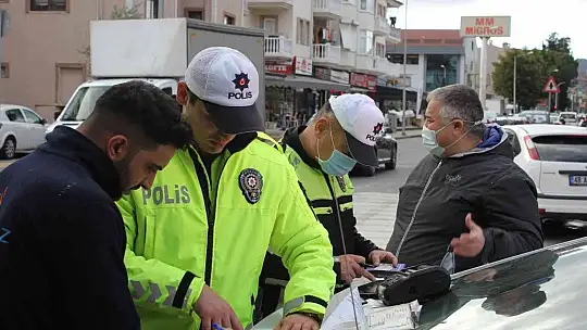 Marmaris'te kask takmayan motosiklet sürücülerine ceza kesildi