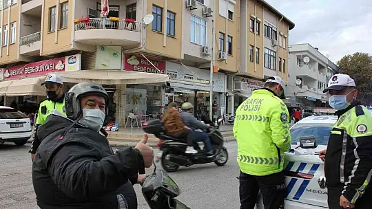 Marmaris'te kask takmayan motosiklet sürücülerine ceza kesildi