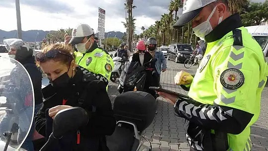 Marmaris'te kask takmayan motosiklet sürücülerine ceza kesildi