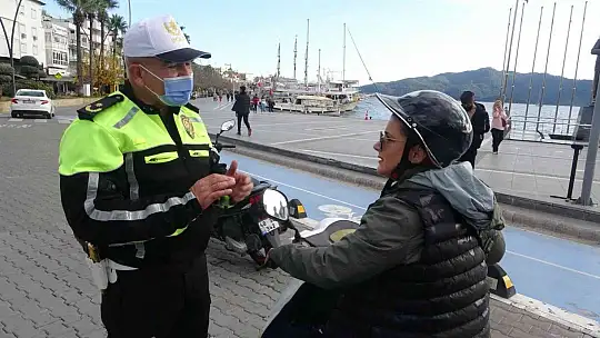 Marmaris'te kask takmayan motosiklet sürücülerine ceza kesildi