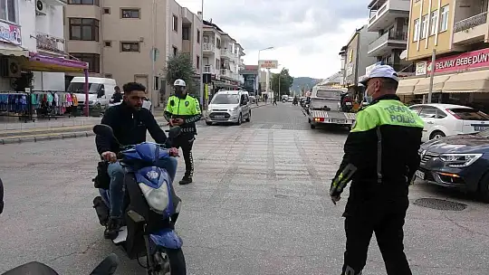 Marmaris'te kask takmayan motosiklet sürücülerine ceza kesildi