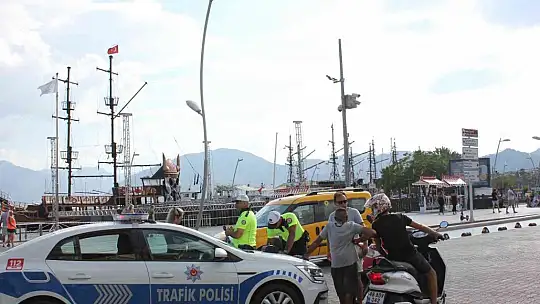 MARMARİS'TE KASK TAKMAYANLARA 2 SAAT İÇİNDE 100 BİN LİRA CEZA KESİLDİ