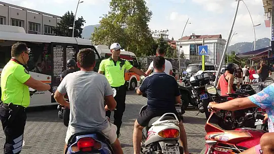 MARMARİS'TE KASK TAKMAYANLARA 2 SAAT İÇİNDE 100 BİN LİRA CEZA KESİLDİ