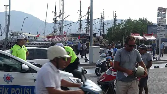 MARMARİS'TE KASK TAKMAYANLARA 2 SAAT İÇİNDE 100 BİN LİRA CEZA KESİLDİ