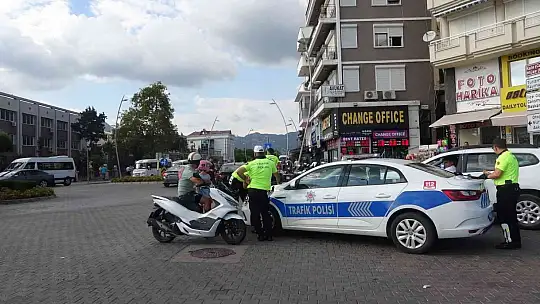 MARMARİS'TE KASK TAKMAYANLARA 2 SAAT İÇİNDE 100 BİN LİRA CEZA KESİLDİ
