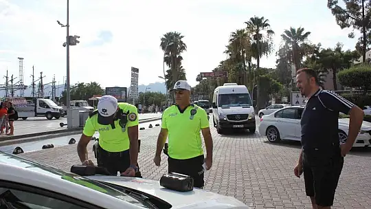 MARMARİS'TE KASK TAKMAYANLARA 2 SAAT İÇİNDE 100 BİN LİRA CEZA KESİLDİ