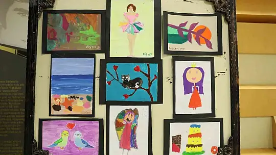 Marmaris'te küçük ressamlar hünerlerini sergiliyor