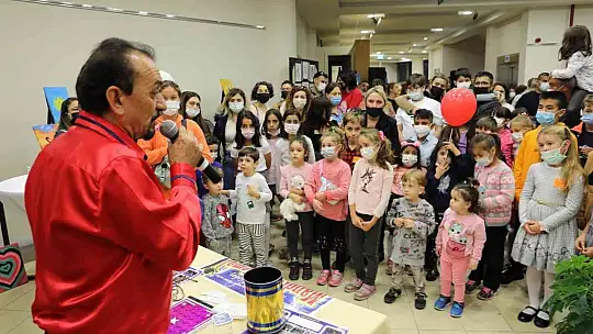 Marmaris'te küçük ressamlar hünerlerini sergiliyor