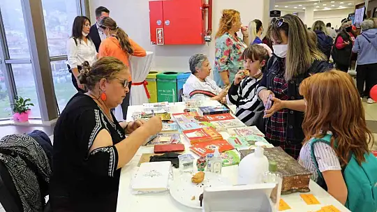 Marmaris'te küçük ressamlar hünerlerini sergiliyor