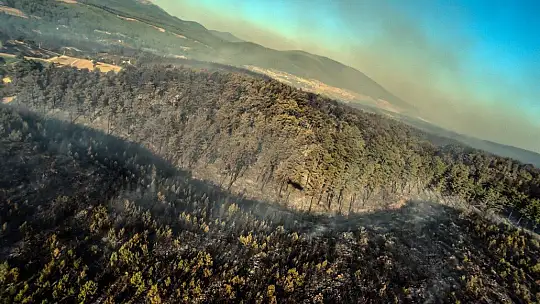 Marmaris'te orman yangınlarına yapılan müdahale helikopterden görüntülendi