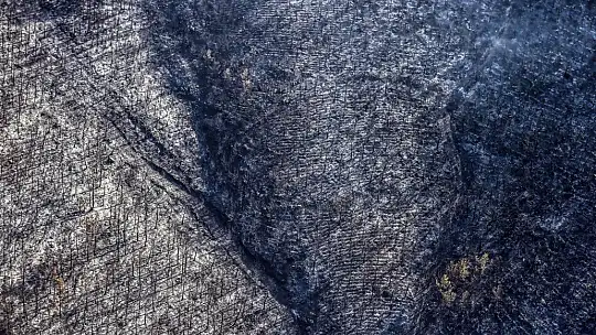 Marmaris'te orman yangınlarına yapılan müdahale helikopterden görüntülendi