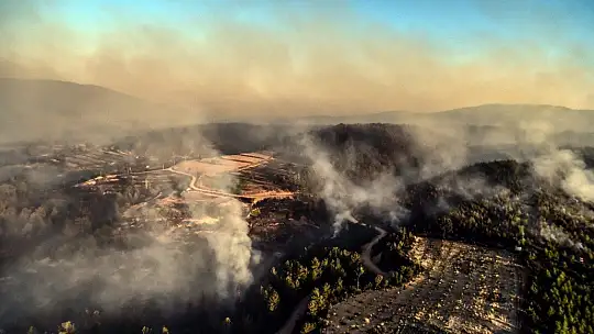 Marmaris'te orman yangınlarına yapılan müdahale helikopterden görüntülendi