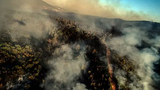 Marmaris'te orman yangınlarına yapılan müdahale helikopterden görüntülendi