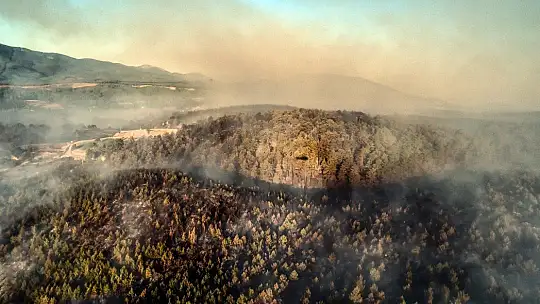 Marmaris'te orman yangınlarına yapılan müdahale helikopterden görüntülendi