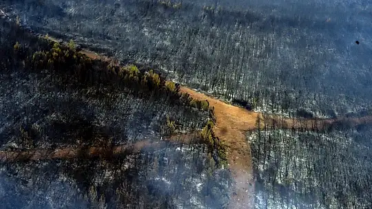 Marmaris'te orman yangınlarına yapılan müdahale helikopterden görüntülendi