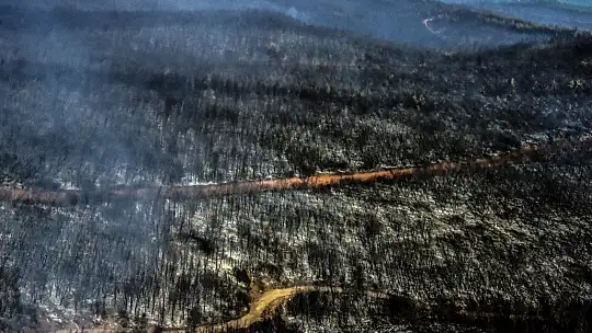 Marmaris'te orman yangınlarına yapılan müdahale helikopterden görüntülendi
