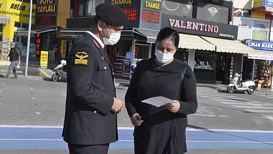 Marmaris'te Polis ve Jandarma kadına yönelik şiddete karşı broşür dağıttı