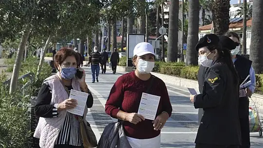 Marmaris'te Polis ve Jandarma kadına yönelik şiddete karşı broşür dağıttı