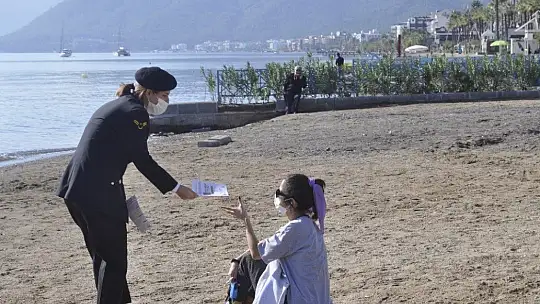 Marmaris'te Polis ve Jandarma kadına yönelik şiddete karşı broşür dağıttı