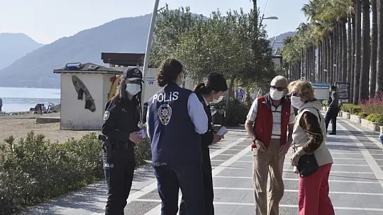 Marmaris'te Polis ve Jandarma kadına yönelik şiddete karşı broşür dağıttı