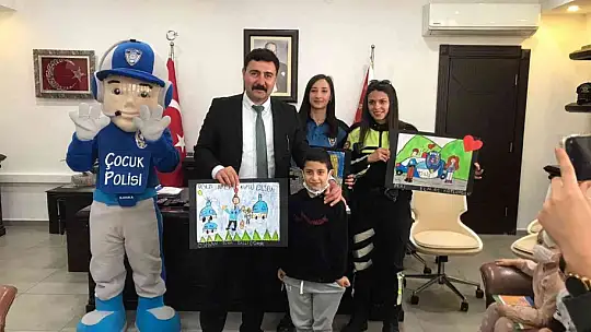 Marmaris'te polisler minik öğrencileri eğlendirdi