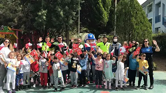 Marmaris'te polisler minik öğrencileri eğlendirdi