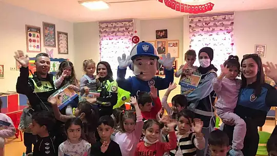 Marmaris'te polisler minik öğrencileri eğlendirdi