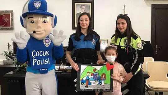 Marmaris'te polisler minik öğrencileri eğlendirdi