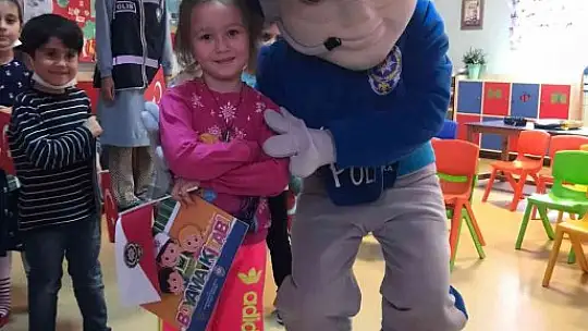 Marmaris'te polisler minik öğrencileri eğlendirdi