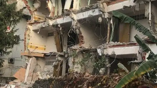 Marmaris'te riskli binaların yıkım işlemleri devam ediyor