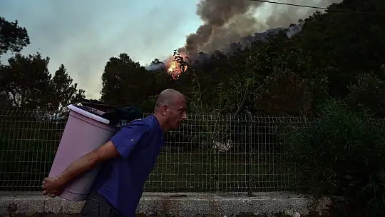 Marmaris'te rüzgarın şiddetiyle büyüyen yangın devam ediyor