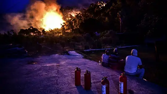 Marmaris'te rüzgarın şiddetiyle büyüyen yangın devam ediyor
