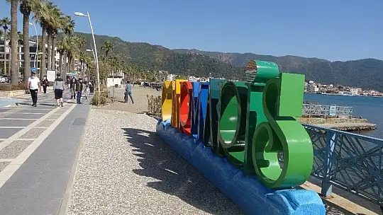 Marmaris'te sıcak havayı gören sahile indi