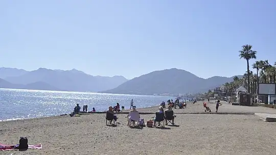 Marmaris'te sıcak havayı gören sahile indi