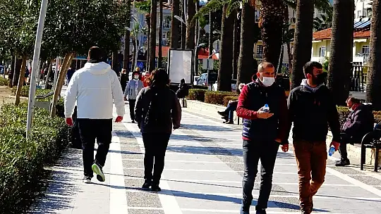 Marmaris'te sıcak havayı gören sahile indi