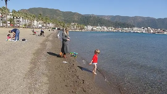 Marmaris'te sıcak havayı gören sahile indi