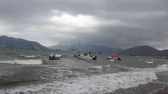 Marmaris'te şiddetli fırtına tekneleri karaya attı