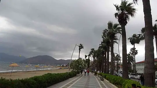 Marmaris'te şiddetli fırtına tekneleri karaya attı