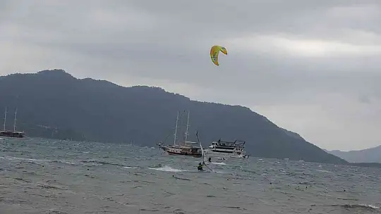 Marmaris'te şiddetli fırtına tekneleri karaya attı