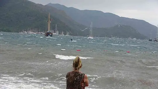 Marmaris'te şiddetli fırtına tekneleri karaya attı
