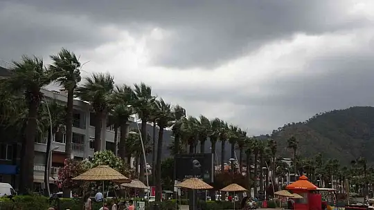 Marmaris'te şiddetli fırtına tekneleri karaya attı