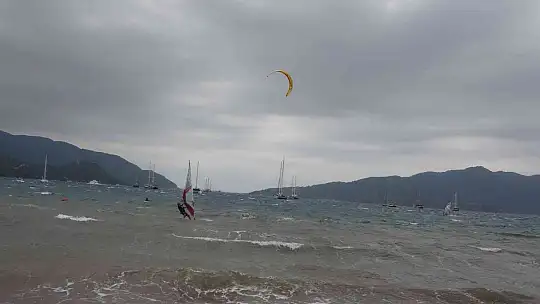 Marmaris'te şiddetli fırtına tekneleri karaya attı