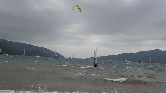 Marmaris'te şiddetli fırtına tekneleri karaya attı