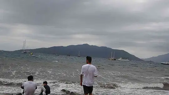 Marmaris'te şiddetli fırtına tekneleri karaya attı