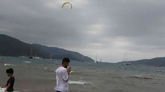 Marmaris'te şiddetli fırtına tekneleri karaya attı