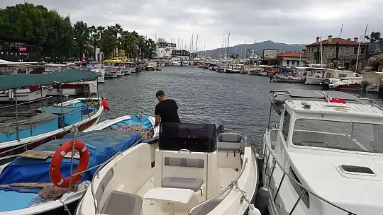 Marmaris'te şiddetli fırtına tekneleri karaya attı