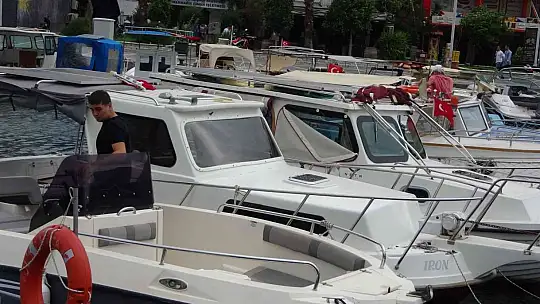 Marmaris'te şiddetli fırtına tekneleri karaya attı