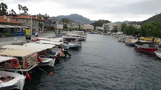 Marmaris'te şiddetli fırtına tekneleri karaya attı