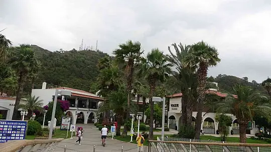 Marmaris'te şiddetli fırtına tekneleri karaya attı